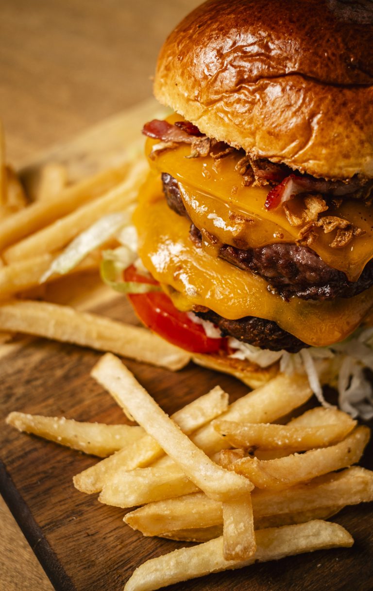 Hamburguesa de tres carnes con cheddar y patatas