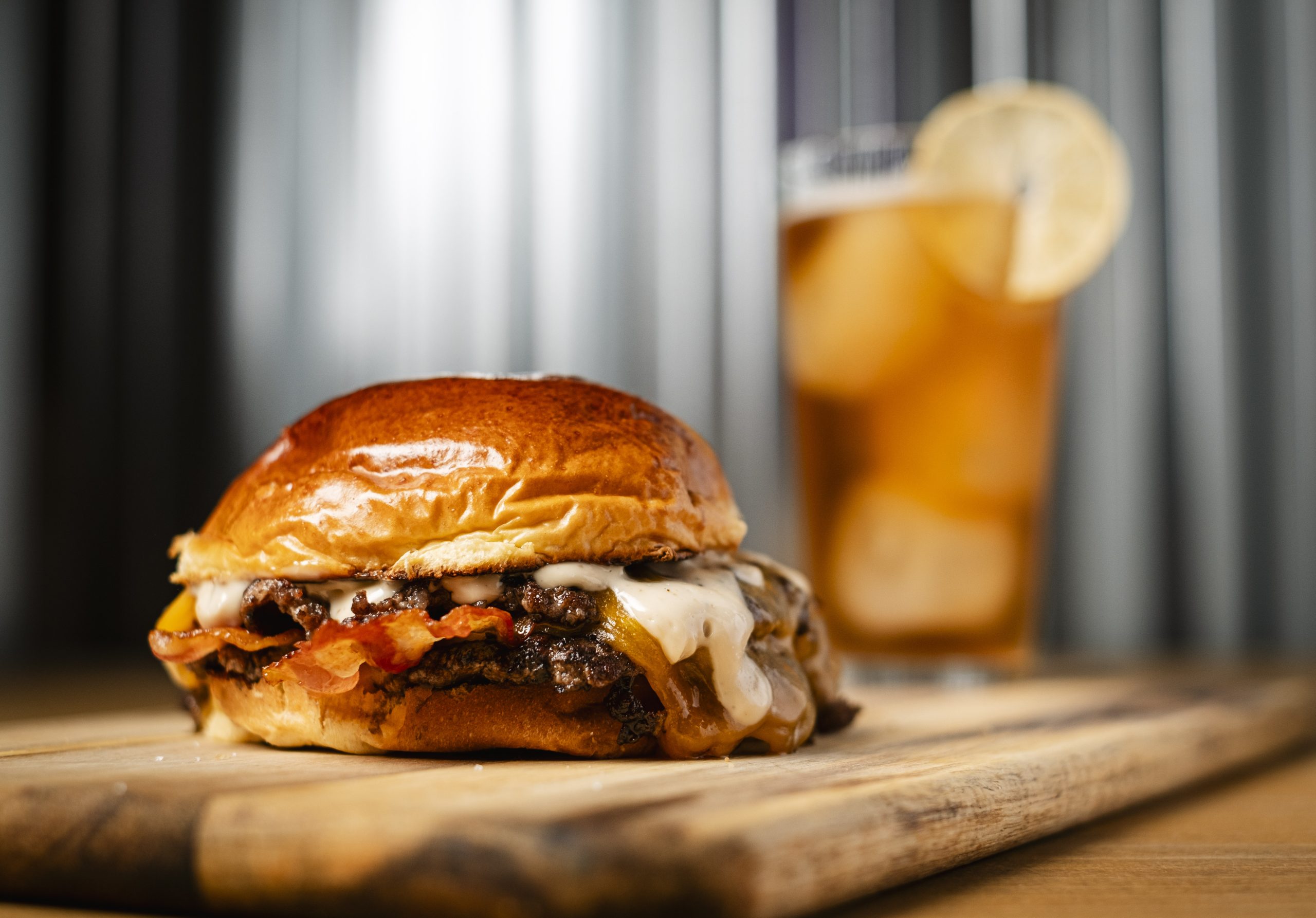 Smash burger con bebida en Bubble Smash