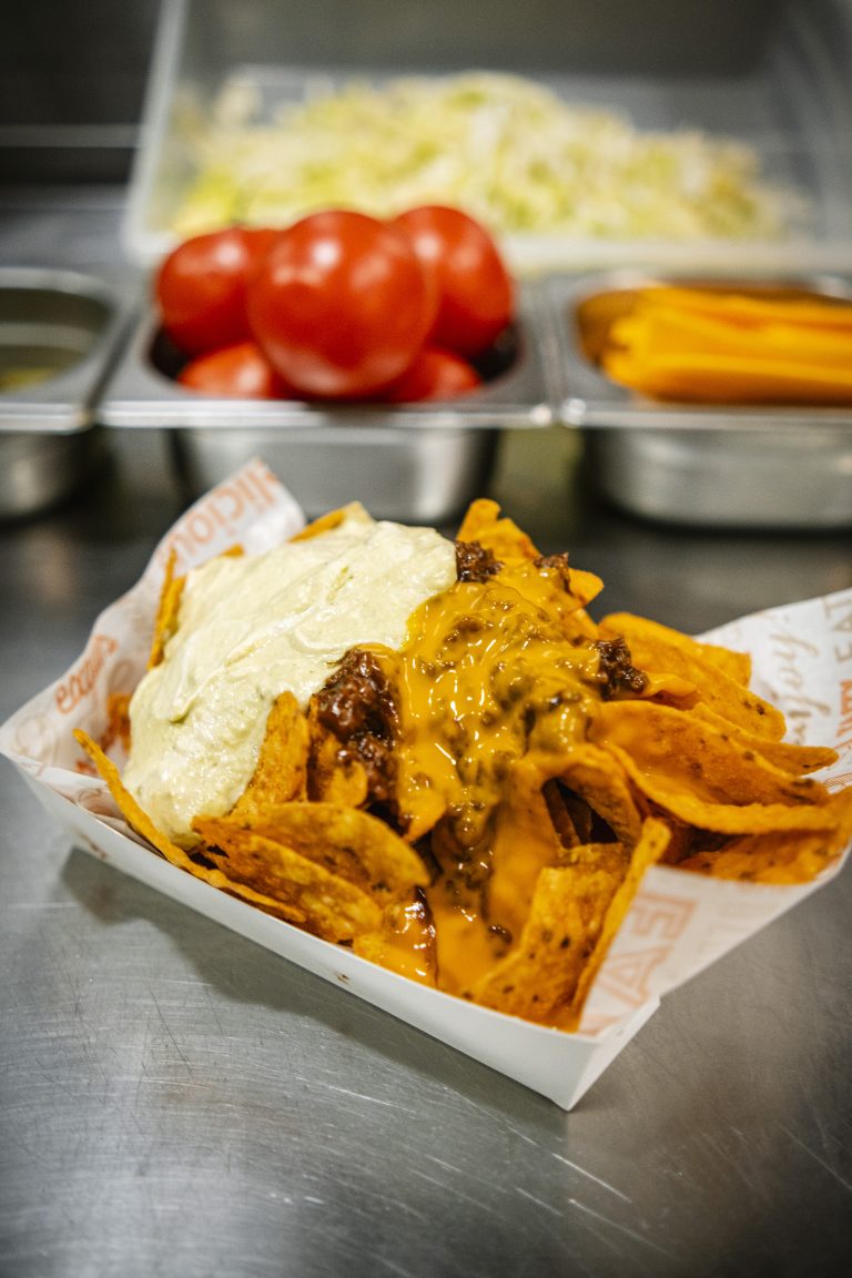 Nachos con cheddar y carne al grill