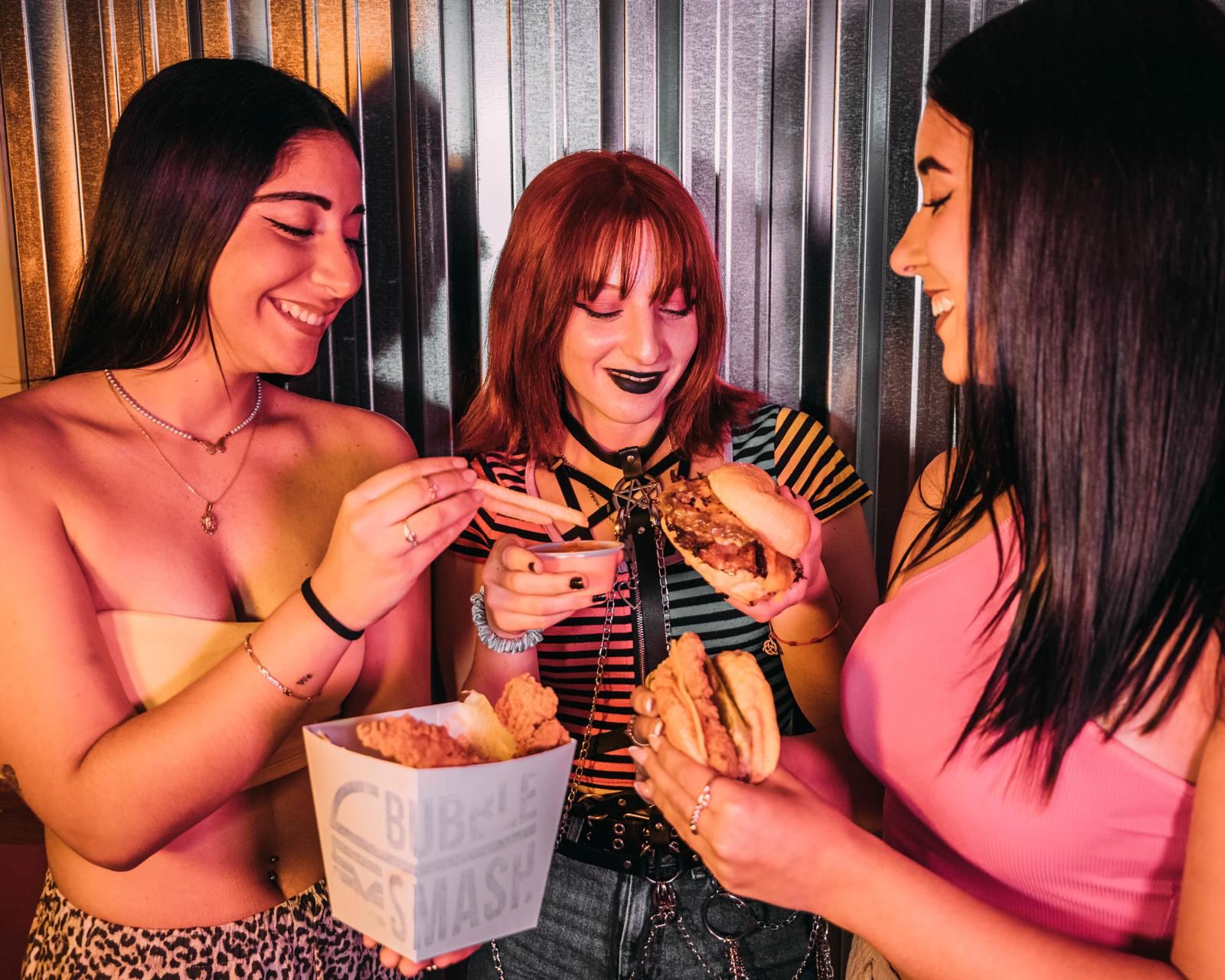 Grupo de amigos comiendo en Bubble Smash