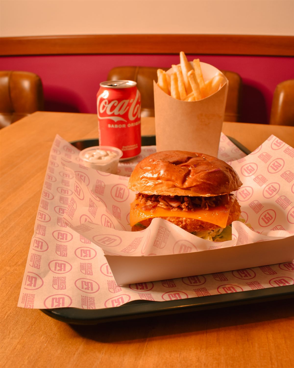Hamburguesa con petaca de patatas fritas y Coca-Cola